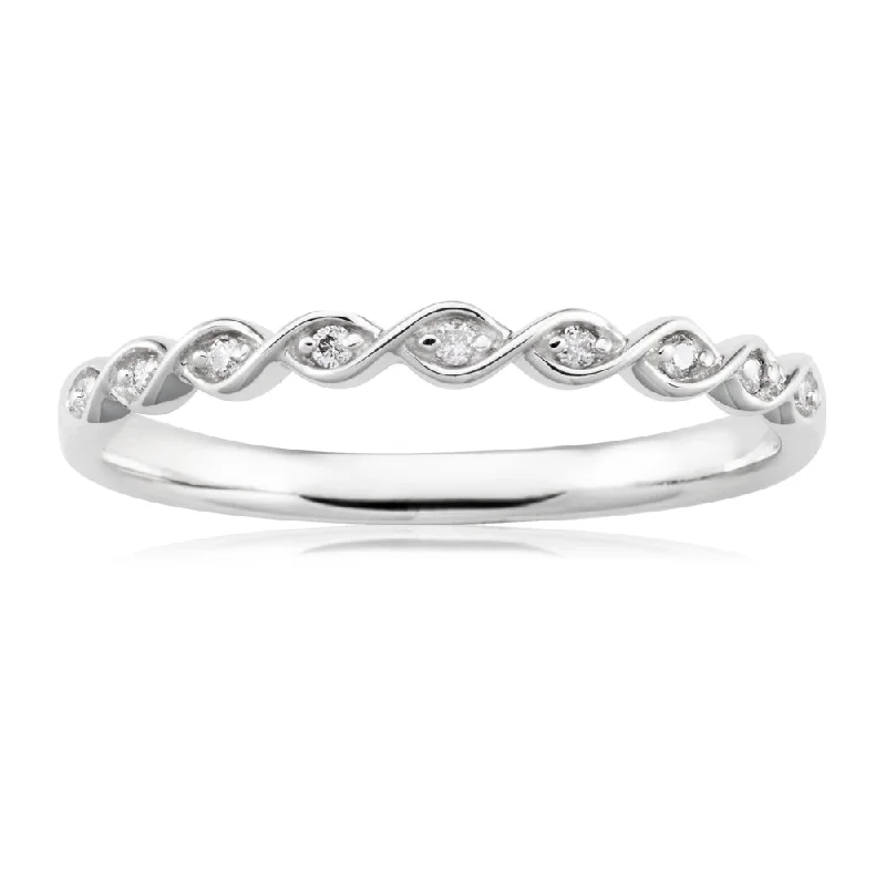 9ct White Gold Diamond Ring with  9 Brilliant Diamonds